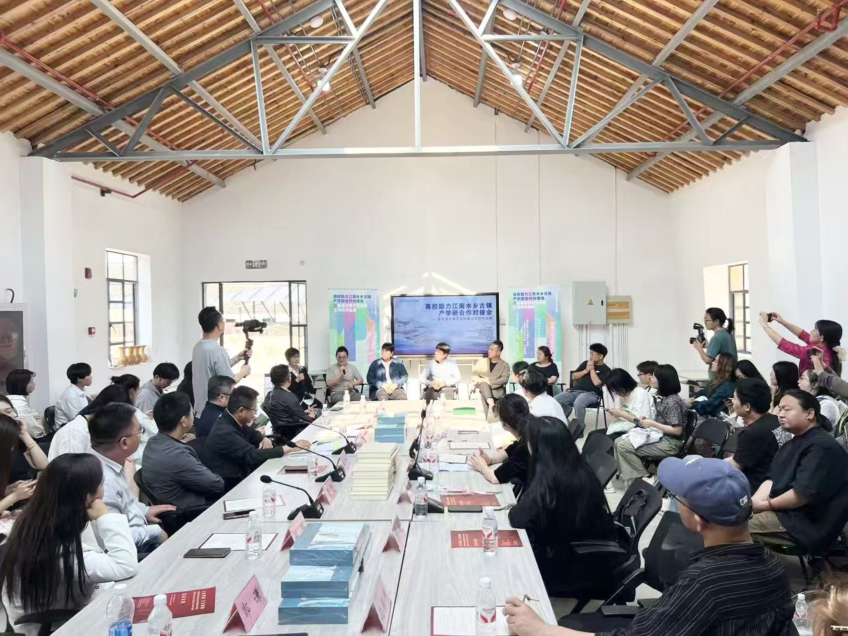 18- 与会人员参与展览汇报环节